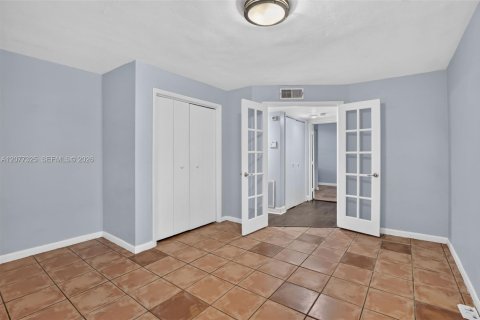 Villa ou maison à vendre à Hollywood, Floride: 2 chambres, 114.46 m2 № 2323568 - photo 14