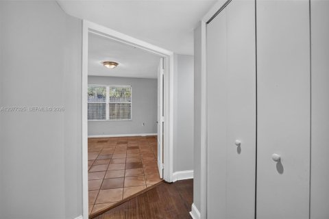 Villa ou maison à vendre à Hollywood, Floride: 2 chambres, 114.46 m2 № 2323568 - photo 13