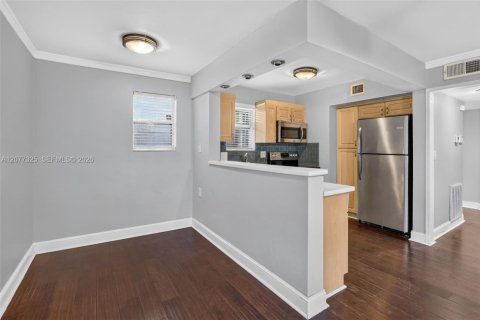 Villa ou maison à vendre à Hollywood, Floride: 2 chambres, 114.46 m2 № 2323568 - photo 7