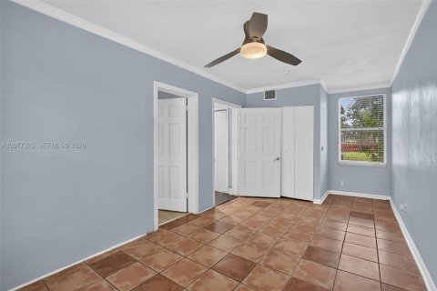 Villa ou maison à vendre à Hollywood, Floride: 2 chambres, 114.46 m2 № 2323568 - photo 16