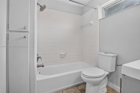 Villa ou maison à vendre à Hollywood, Floride: 2 chambres, 114.46 m2 № 2323568 - photo 11