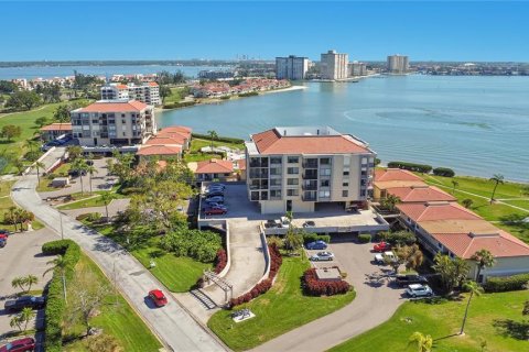 Condo in Saint Petersburg, Florida, 2 bedrooms  № 1602377 - photo 1