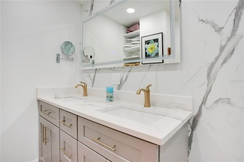 Condo in Saint Petersburg, Florida, 2 bedrooms  № 1602377 - photo 14