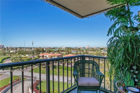Condo in Saint Petersburg, Florida, 2 bedrooms  № 1602377 - photo 9