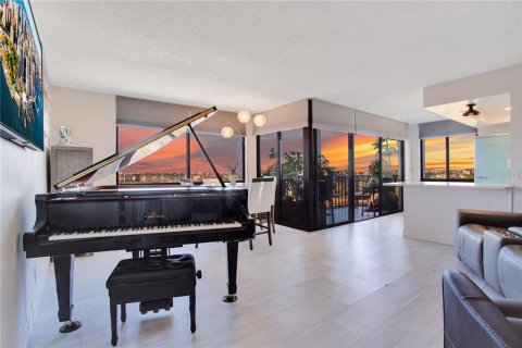 Condo in Saint Petersburg, Florida, 2 bedrooms  № 1602377 - photo 3