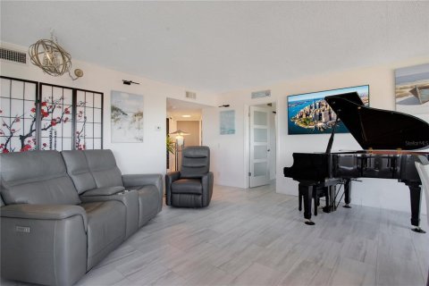 Condo in Saint Petersburg, Florida, 2 bedrooms  № 1602377 - photo 2