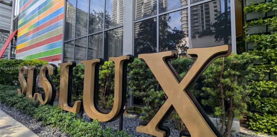 Condo in Miami, Florida, 3 bedrooms  № 1980456