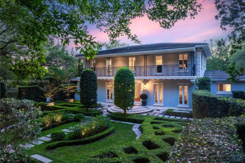 House in Coral Gables, Florida 6 bedrooms, 692.21 sq.m. № 1705398 - photo 2
