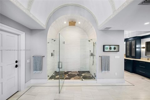 House in Coral Gables, Florida 6 bedrooms, 692.21 sq.m. № 1705398 - photo 24
