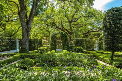 House in Coral Gables, Florida 6 bedrooms, 692.21 sq.m. № 1705398 - photo 6