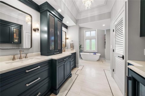 House in Coral Gables, Florida 6 bedrooms, 692.21 sq.m. № 1705398 - photo 23