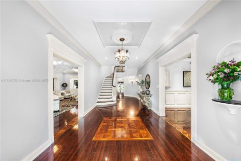 House in Coral Gables, Florida 6 bedrooms, 692.21 sq.m. № 1705398 - photo 10