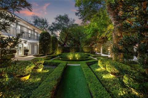 House in Coral Gables, Florida 6 bedrooms, 692.21 sq.m. № 1705398 - photo 8