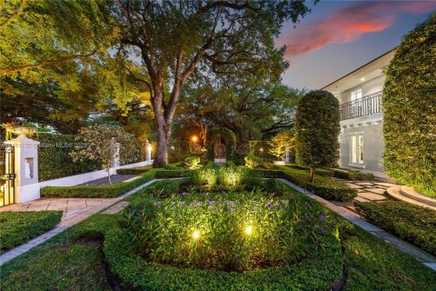 House in Coral Gables, Florida 6 bedrooms, 692.21 sq.m. № 1705398 - photo 7
