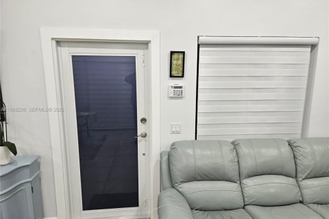 Casa en venta en Miami, Florida, 3 dormitorios, 96.53 m2 № 2029404 - foto 2