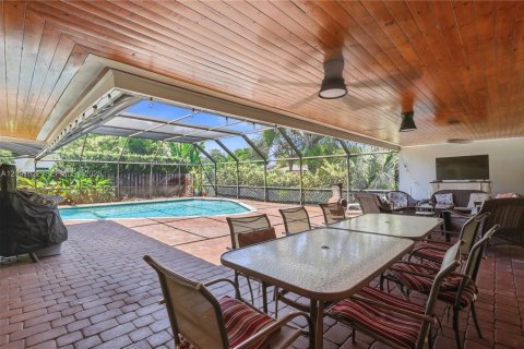 House in Miami Lakes, Florida 4 bedrooms, 180.51 sq.m. № 2392687 - photo 25