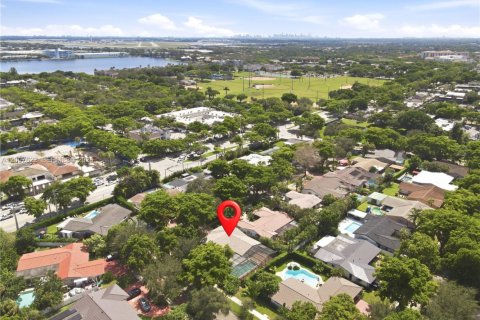 House in Miami Lakes, Florida 4 bedrooms, 180.51 sq.m. № 2392687 - photo 23