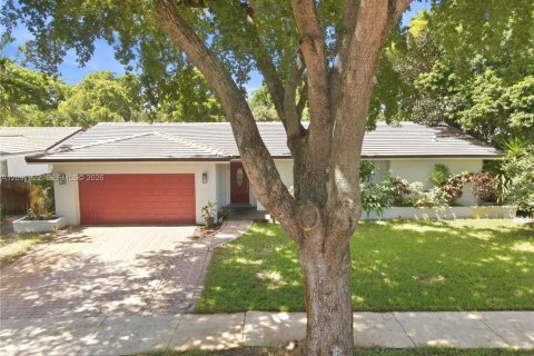 House in Miami Lakes, Florida 4 bedrooms, 180.51 sq.m. № 2392687