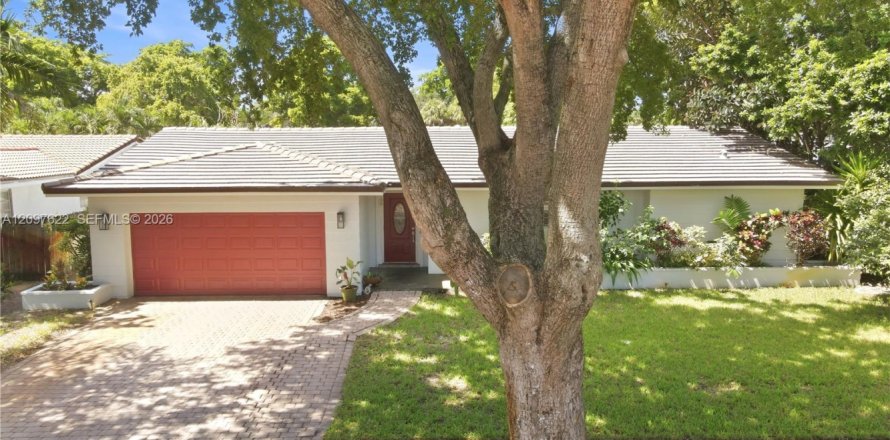 House in Miami Lakes, Florida 4 bedrooms, 180.51 sq.m. № 2392687