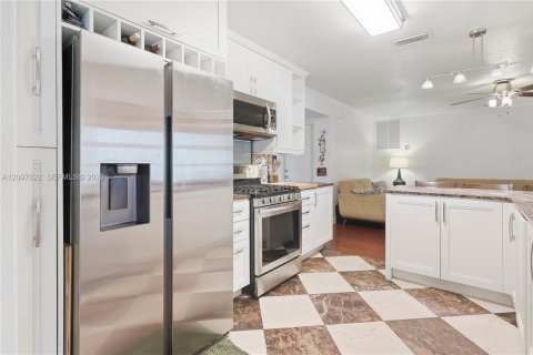 House in Miami Lakes, Florida 4 bedrooms, 180.51 sq.m. № 2392687 - photo 7