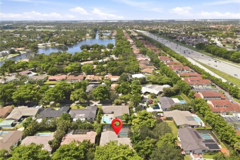 House in Miami Lakes, Florida 4 bedrooms, 180.51 sq.m. № 2392687 - photo 21