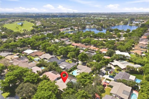 House in Miami Lakes, Florida 4 bedrooms, 180.51 sq.m. № 2392687 - photo 22