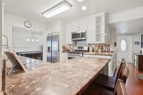 House in Miami Lakes, Florida 4 bedrooms, 180.51 sq.m. № 2392687 - photo 10