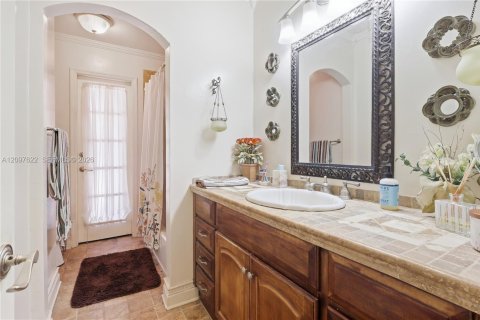 House in Miami Lakes, Florida 4 bedrooms, 180.51 sq.m. № 2392687 - photo 13