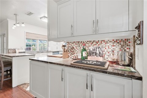 House in Miami Lakes, Florida 4 bedrooms, 180.51 sq.m. № 2392687 - photo 9