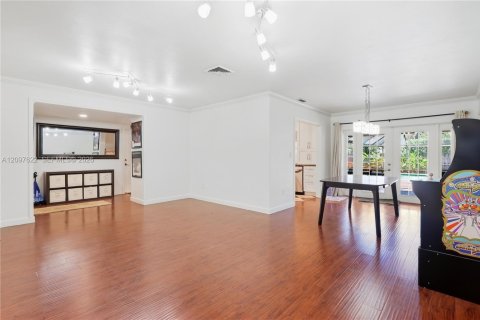 House in Miami Lakes, Florida 4 bedrooms, 180.51 sq.m. № 2392687 - photo 4
