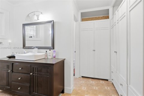 House in Miami Lakes, Florida 4 bedrooms, 180.51 sq.m. № 2392687 - photo 15