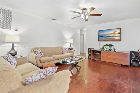 House in Miami Lakes, Florida 4 bedrooms, 180.51 sq.m. № 2392687 - photo 11