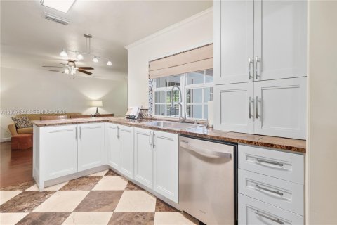 House in Miami Lakes, Florida 4 bedrooms, 180.51 sq.m. № 2392687 - photo 8