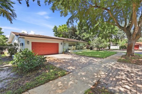House in Miami Lakes, Florida 4 bedrooms, 180.51 sq.m. № 2392687 - photo 2