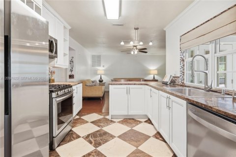 House in Miami Lakes, Florida 4 bedrooms, 180.51 sq.m. № 2392687 - photo 6