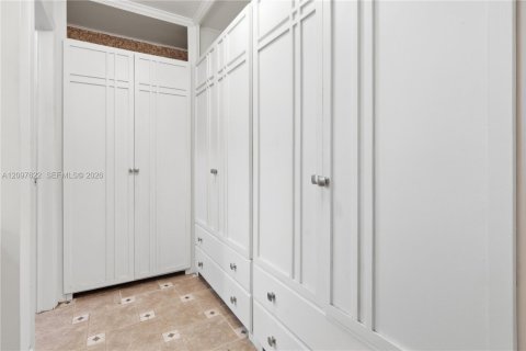 House in Miami Lakes, Florida 4 bedrooms, 180.51 sq.m. № 2392687 - photo 17