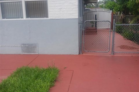 Villa ou maison à louer à Miami, Floride: 2 chambres, 171.68 m2 № 1943822 - photo 2