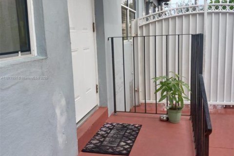 Villa ou maison à louer à Miami, Floride: 2 chambres, 171.68 m2 № 1943822 - photo 4