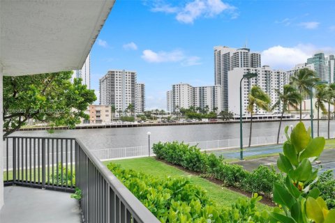Condo à Hallandale Beach, Floride, 2 chambres  № 2362794