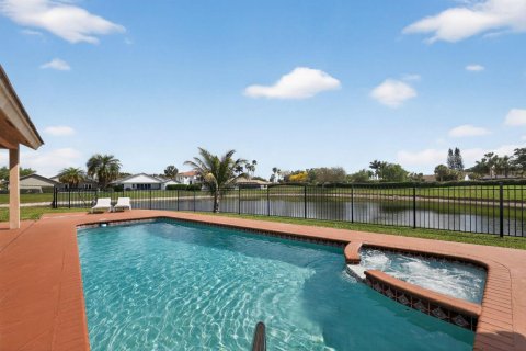 House in Boca Raton, Florida 4 bedrooms, 214.42 sq.m. № 2241307 - photo 25