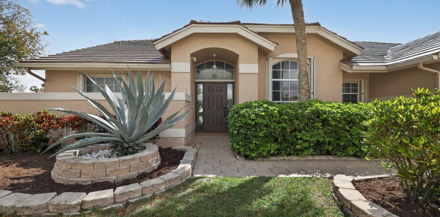 House in Boca Raton, Florida 4 bedrooms, 214.42 sq.m. № 2241307