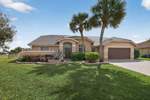House in Boca Raton, Florida 4 bedrooms, 214.42 sq.m. № 2241307 - photo 2