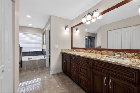 House in Boca Raton, Florida 4 bedrooms, 214.42 sq.m. № 2241307 - photo 16