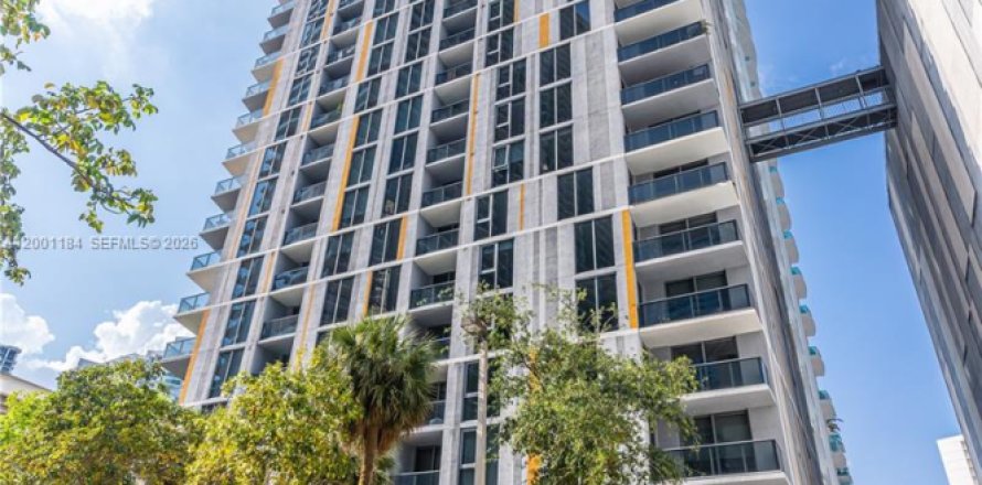 House in Miami, Florida 2 bedrooms, 94.39 sq.m. № 2065357