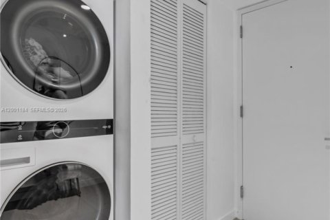 House in Miami, Florida 2 bedrooms, 94.39 sq.m. № 2065357 - photo 17