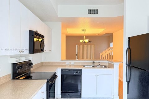 Снять в аренду кондоминиум в Майами, Флорида 3 спальни, 117.99м2, № 2006710 - фото 2