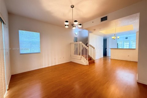 Снять в аренду кондоминиум в Майами, Флорида 3 спальни, 117.99м2, № 2006710 - фото 1