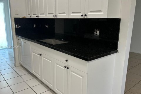 Touwnhouse à louer à Miami, Floride: 3 chambres, 101.26 m2 № 1997920 - photo 2