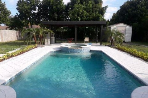 Casa en venta en Hollywood, Florida, 4 dormitorios, 152.17 m2 № 1991945 - foto 1