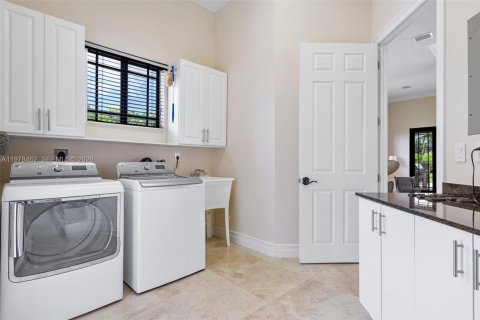House in Miami, Florida 4 bedrooms, 379.32 sq.m. № 2043852 - photo 23
